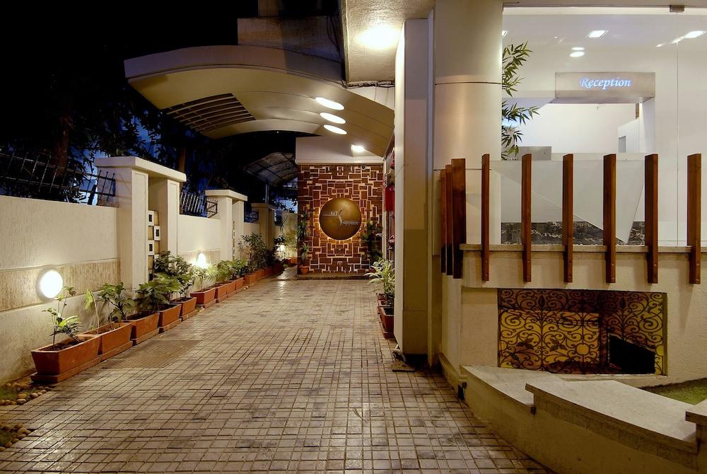 Hotel Planet Residency Мумбай Екстериор снимка