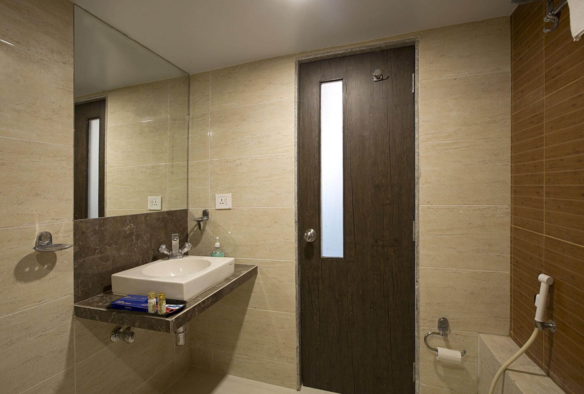 Hotel Planet Residency Мумбай Екстериор снимка