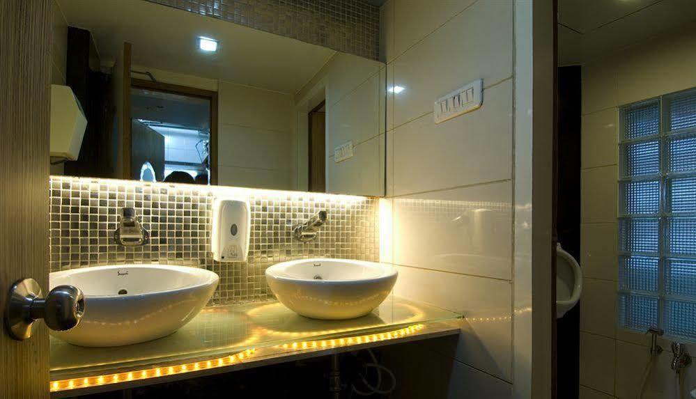 Hotel Planet Residency Мумбай Екстериор снимка